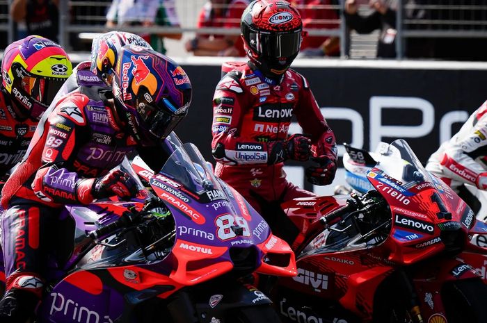 Jorge Martin (Prima Pramac Racing) dan Francesco Bagnaia (Ducati Lenovo) saat latihan start di Motorland Aragon, Jumat, 30 Agustus 2024