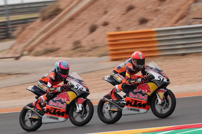 Pembalap Indonesia, Veda Ega Pratama (kiri, nomor 54) pada sesi kualifikasi Red Bull Rookies Cup 2024 di Motorland Aragon, Spanyol, Jumat, 30 Agustus 2024