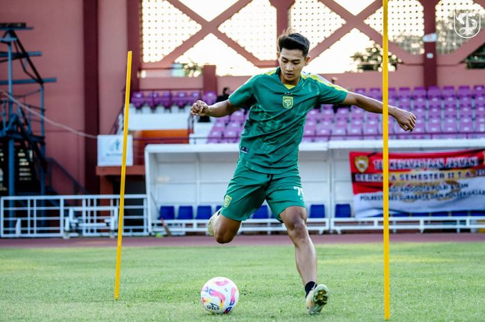 Pemain Persebaya Surabaya, Malik Risaldi, mulai kembali menjalani latihan bersama tim, Jumat (30/8/2024).