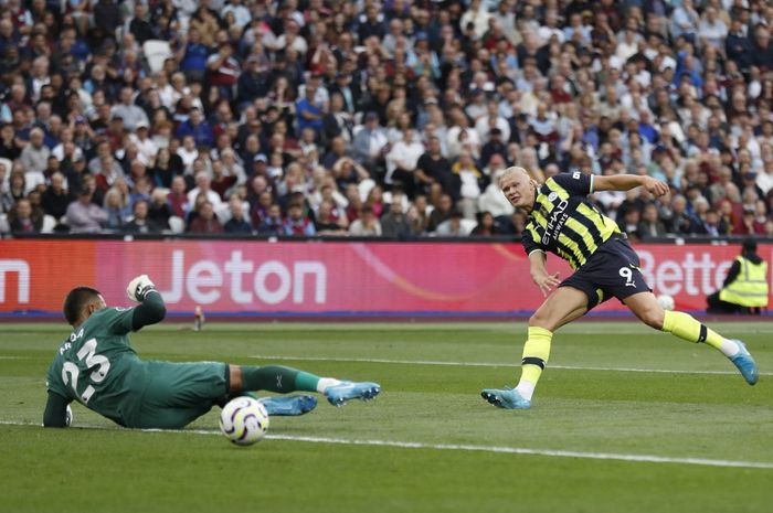 Erling Haaland mencetak gol untuk Man City ke gawang West Ham United pada duel Liga Inggris di London Stadium (31/8/2024).