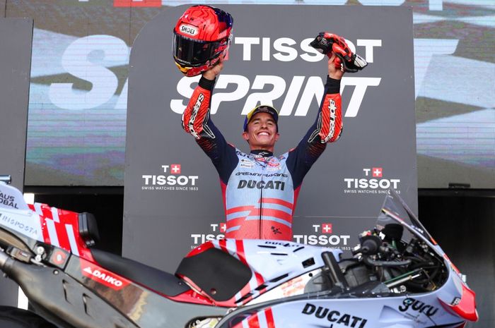 Pembalap Gresini, Marc Marquez, bereaksi di podium juara sprint race MotoGP Aragon 2024 di Sirkuit Motorland Aragon, Sabtu (31/8/2024).