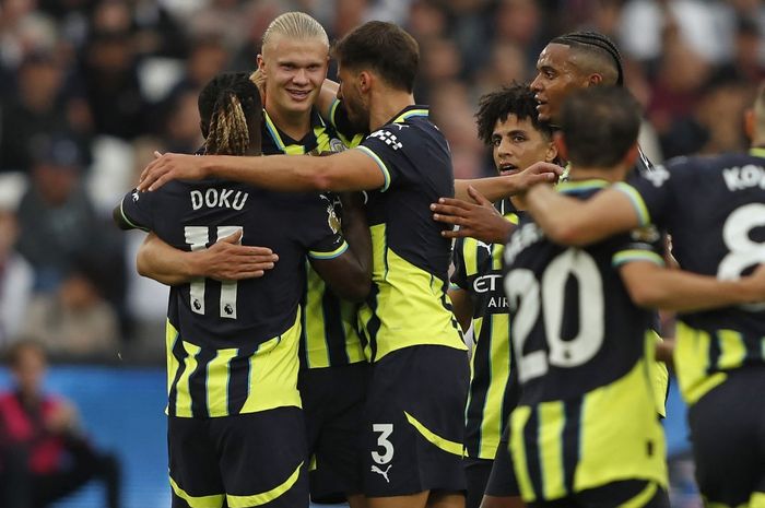 Erling Haaland disambut rekan-rekannya usai cetak gol untuk Man City ke gawang West Ham United pada duel Liga Inggris di London Stadium (31/8/2024).