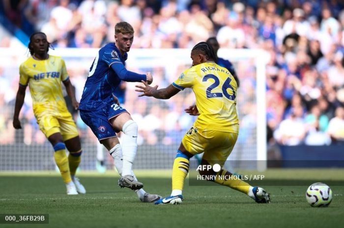 Aksi gelandang Chelsea, Cole Palmer, dalam laga Liga Inggris melawan Crystal Palace, Minggu (31/8/2024) di Stamford Bridge.