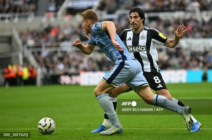 Sandro Tonali berduel dengan Dejan Kulusevski dalam laga Newcastle United kontra Tottenham Hotspur di pekan ke-3 Liga Inggris, Minggu (31/8/2024) di St. James' Park.