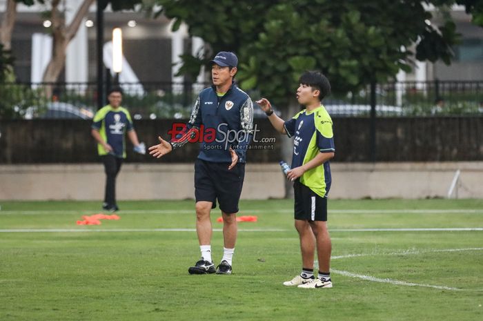 Pelatih Timnas Indonesia, Shin Tae-yong (kiri), dan asistennya bernama Jeong Seok-seo alias Jeje (kanan) sedang memberikan instruksi kepada para pemain saat berlatih di Lapangan A, Senayan, Jakarta, Sabtu (31/8/2024).