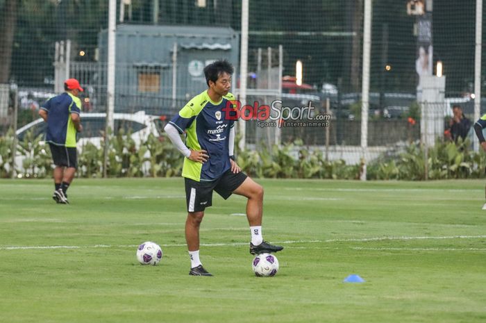 Asisten pelatih khusus penyerang timnas Indonesia, Yeom Ki-hun, sedang memantau para pemainnya saat berlatih di Lapangan A, Senayan, Jakarta, Sabtu (31/8/2024).