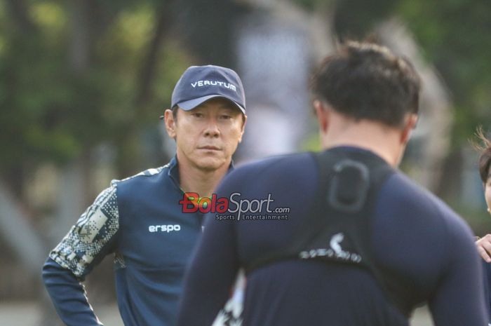 Pelatih timnas Indonesia, Shin Tae-yong, sedang memberikan intruksi kepada para pemainnya saat berlatih di Lapangan A, Senayan, Jakarta, Sabtu (31/8/2024).