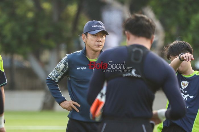 Pelatih Timnas Indonesia, Shin Tae-yong, sedang memberikan instruksi kepada para pemainnya saat berlatih di Lapangan A, Senayan, Jakarta, Sabtu (31/8/2024).