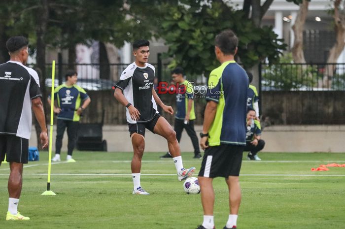 Penyerang timnas Indonesia, Ramadhan Sananta sedang menguasai bola dalam sesi latihan di Lapangan A, Senayan, Jakarta, Sabtu (31/8/2024).