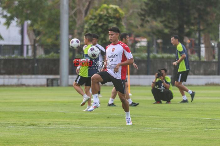 Muhammad Ferarri saat berlatih bersama timnas Indonesia di Lapangan A, Senayan, Jakarta, Jumat (30/8/2024).