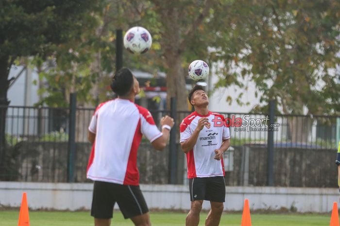 Wahyu Prasetyo (kanan) saat berlatih bersama Timnas Indonesia di Lapangan A Gelora Bung Karno, Senayan, Jakarta, Jumat (30/8/2024).