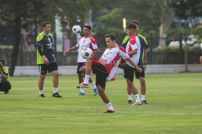 Egy Maulana Vikri (depan) saat berlatih bersama timnas Indonesia di Lapangan A, Senayan, Jakarta, Jumat (30/8/2024).