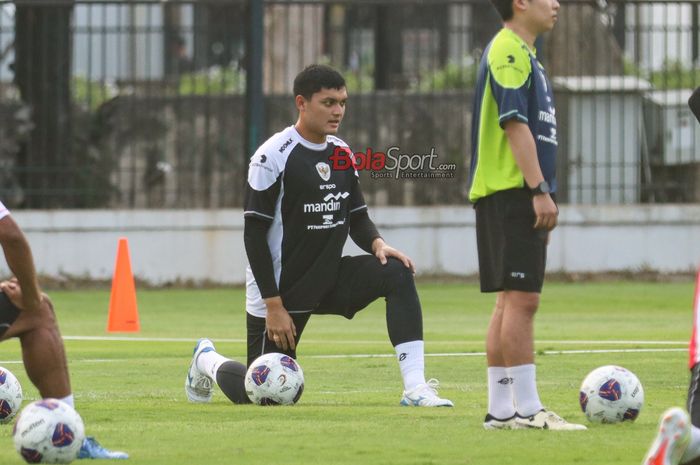 Kiper timnas Indonesia, Adi Satryo, saat berlatih di Lapangan A, Senayan, Jakarta, Jumat (30/8/2024).