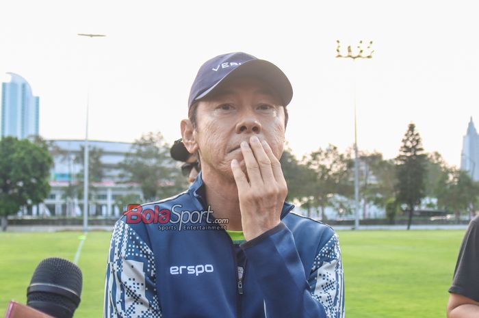 Pelatih timnas Indonesia, Shin Tae-yong saat ditemui awak media di Lapangan A, Senayan, Jakarta, Sabtu (31/8/2024).