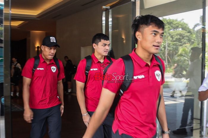 Sejumlah pemain timnas Indonesia yakni Ernando Ari Sutaryadi (kanan), Adi Satryo (tengah), dan Wahyu Prasetyo (kiri) saat ditemui di Hotel Fairmont, Senayan, Jakarta, Minggu (1/9/2024) pagi.