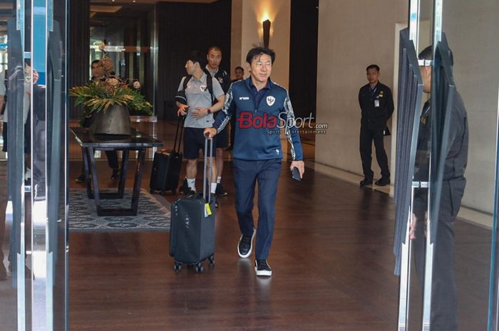 Pelatih timnas Indonesia, Shin Tae-yong, tampak menenteng koper di Hotel Fairmont, Senayan, Jakarta, Minggu (1/9/2024) pagi.