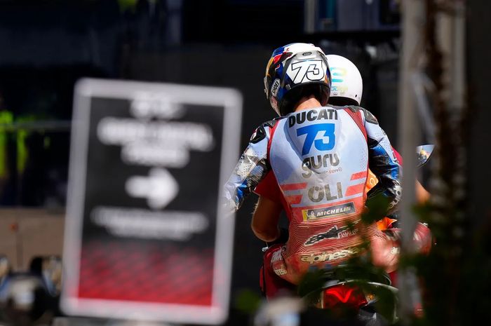 Pembalap Gresini Racing, Alex Marquez, setelah mengalami insiden dengan Francesco Bagnaia (Ducati Lenovo) pada balapan MotoGP Aragon 2024, Minggu, 1 September 2024