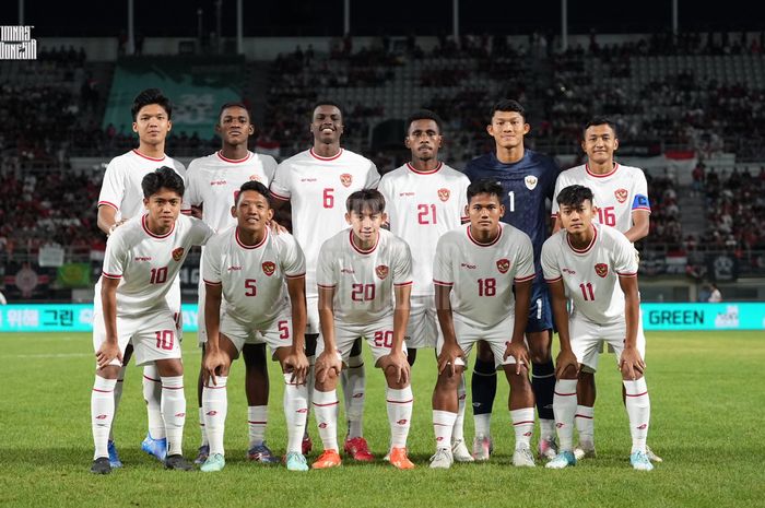 Skuad timnas U-20 Indonesia berfoto bersama sebelum pertandingan melawan timnas U-19 Korea Selatan, Minggu (1/9/2024).