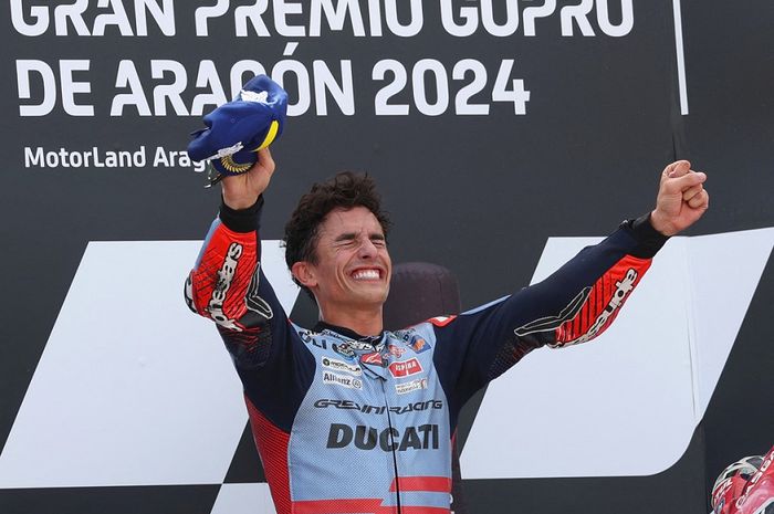 Pembalap Gresini Racing, Marc Marquez, merayakan kemenangannya di atas podium setelah balapan MotoGP Aragon di Motorland Aragon, Alcaniz, Spanyol, 1 September 2024.