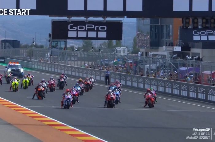 Awal mula petaka Francesco Bagnaia saat startnya terpeleset pada Spritn MotoGP Aragon 2024 di Sirkuit Aragon, Alcaniz, Spanyol, pada Sabtu (31/8/2024).