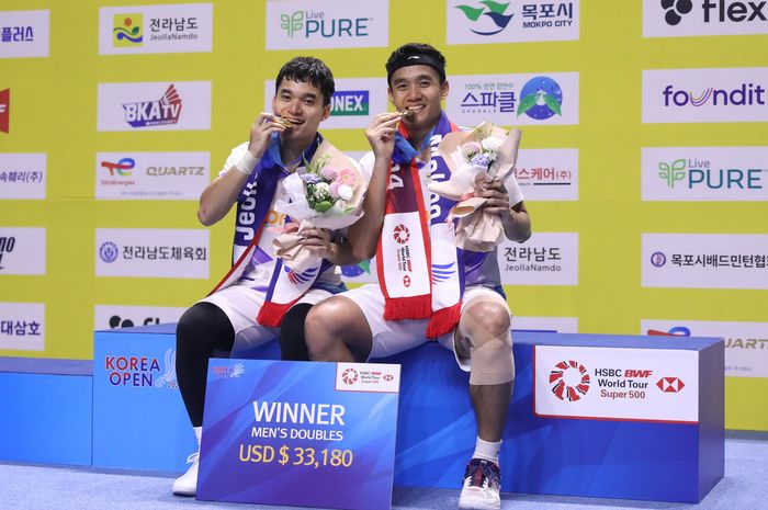 Pasangan ganda putra Indonesia, Leo Rolly Carnando/Bagas Maulana, berpose sebagai pemenang Korea Open 2024 di Mokpo Indoor Stadium, Minggu (1/9/2024).