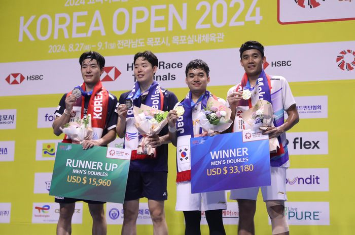 Pasangan ganda putra Indonesia, Leo Rolly Carnando/Bagas Maulana, berpose di podium Korea Open 2024 di Mokpo Indoor Stadium, Minggu (1/9/2024).