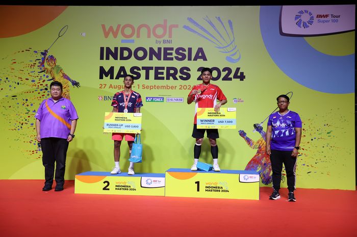 Dari kiri ke kanan, pebulu tangkis tunggal putra, Alwi Farhan dan Moh. Zaki Ubaidillah pada final Indonesia Masters Super 100 di GOR Pekanbaru, Riau, Minggu (1/9/2024).