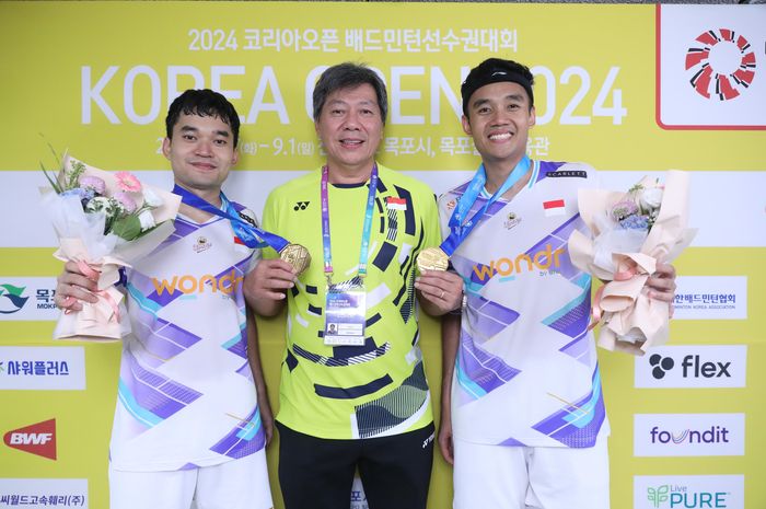 Pelatih kepala ganda putra nasional Indonesia, Aryono Miranat (tengah), berpose dengan Leo Rolly Carnando/Bagas Maulana, yang menjadi Korea Open 2024 di Mokpo Indoor Stadium, Minggu (1/9/2024).