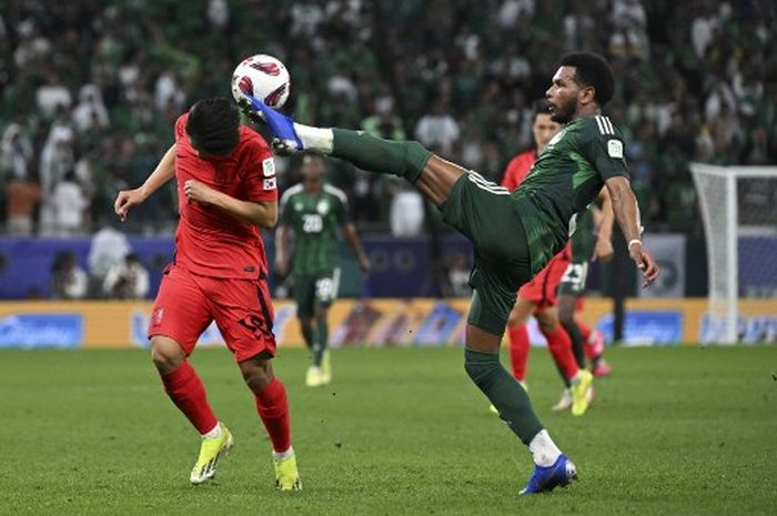 Bek Arab Saudi, Ali Albulayhi melepaskan tembakan melewati gelandang Korea Selatan Lee Kang-in selama pertandingan sepak bola Piala Asia AFC Qatar 2023 antara Arab Saudi dan Korea Selatan di Stadion Education City di al-Rayyan, sebelah barat Doha, pada tanggal 30 Januari 2024.