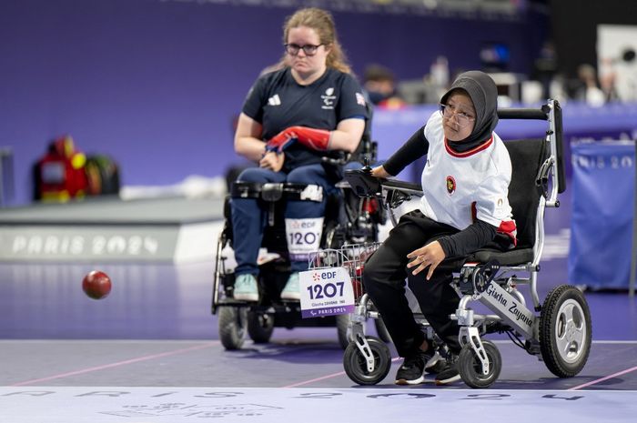 Atlet boccia Indonesia, Gischa Zayana (kanan), bertanding melawan Claire Taggart dari Inggris dalam perebutan medali perunggu perorangan putri BC2 Paralimpiade Paris 2024 di South Paris Arena, Paris, 1 September 2024.