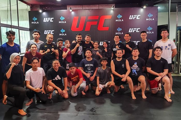 Petarung UFC asal Indonesia, Jeka Saragih, di tengah-tengah peserta acara Mola Warrior Workout pada Minggu (1/9/2024) di Senayan. 