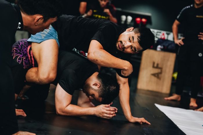 Petarung UFC, Jeka Saragah, memberikan arahan pada aktor Daffa Wardhana dalam acara Warrior Workout yang digelar Mola pada Minggu (1/9/2024) di Senayan, Jakarta.