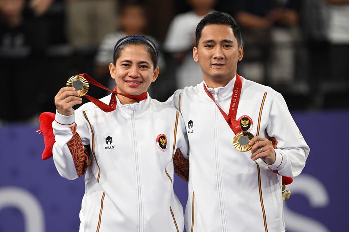 Selebrasi kemenangan pasangan  ganda campuran SL3-SU5 Indonesia Hikmat Ramdani/ Leani Ratri Oktila setelah berhasil mempersembahkan medali emas pertama Paralimpiade Paris 2024 di Porte de la Chapelle Arena, Paris, Prancis, Senin (02/09/2024).