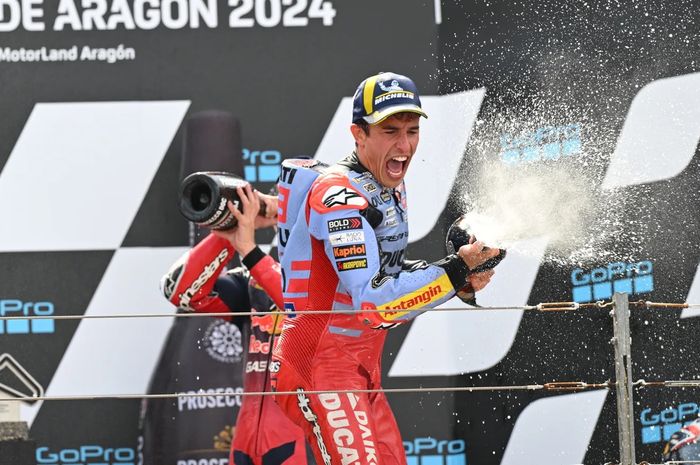 Pembalap Gresini Racing, Marc Marquez, merayakan kemenangannya di atas podium setelah balapan MotoGP Aragon di Motorland Aragon, Alcaniz, Spanyol, 1 September 2024.