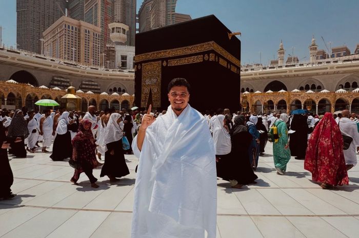 Penyerang Timnas Indonesia Ragnar Oratmangoen saat menjalani umrah jelang lawan Arab Saudi di Kualifikasi PIala Dunia 2026 zona Asia, Senin (2/9/2024).