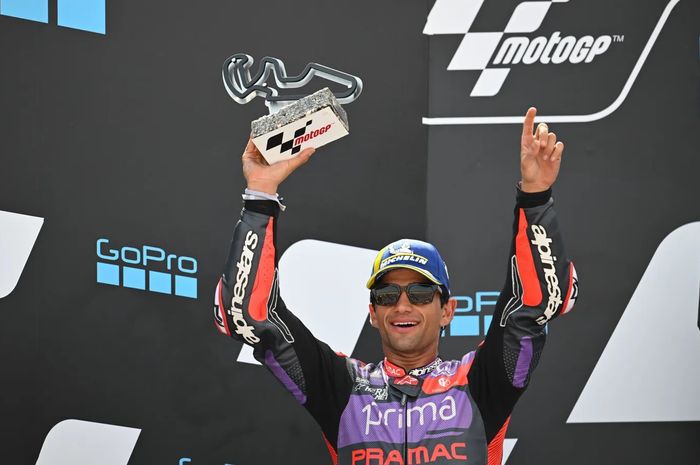 Pembalap Prima Pramac Racing, Jorge Martin, merayakan finis kedua di atas podium setelah balapan MotoGP Aragon di Motorland Aragon, Alcaniz, Spanyol, 1 September 2024.