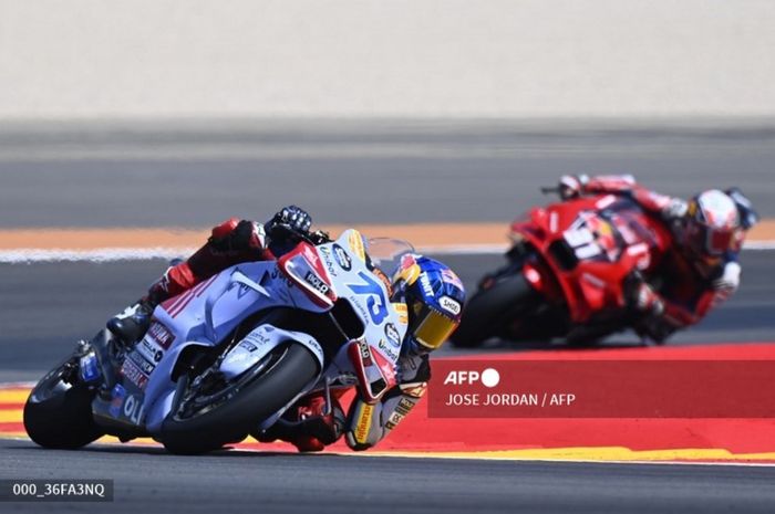 Pembalap Gresini, Alex Marquez saat tampil pada balapan utama MotoGP Aragon 2024, sebelum crash dengan Francesco Bagnaia, di Sirkuit Aragon, Alcaniz, Spanyol, Minggu (1/9/2024).