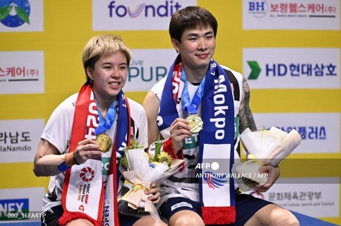 Ganda campuran Malaysia, Chen Tang Jie/Toh Ee Wei yang dilatih Nova Widianto, berpose di podium juara Korea Open 2024 di Mokpo Indoor Stadium, Mokpo, Korea Selatan, Minggu (1/9/2024).