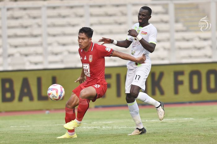 Striker Persebaya, Flavio Silva (Kanan).