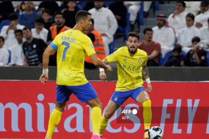 Cristiano Ronaldo resmi ditinggal rekan setimnya karena Al Nassr dan Alex Telles (kanan) sepakat untuk bercerai.