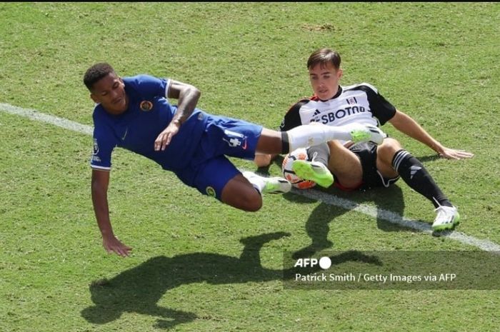 Angelo Gabriel (kiri) saat tampil membela Chelsea di laga pramusim 2023-2024 melawan Fulham. The Blues melepas Angelo ke klubnya Cristiano Ronaldo, Al Nassr, pada bursa transfer musim panas 2024.