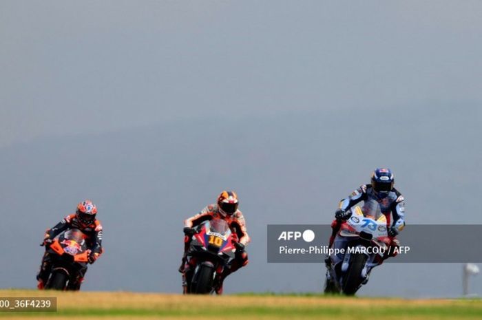 Pembalap Repsol Honda, Luca Marini (tengah) saat menjalani sesi kualifikasi MotoGP Aragon 2024 di MotorLand Aragon, Alcaniz, Spanyol, Sabtu (31/8/2024).