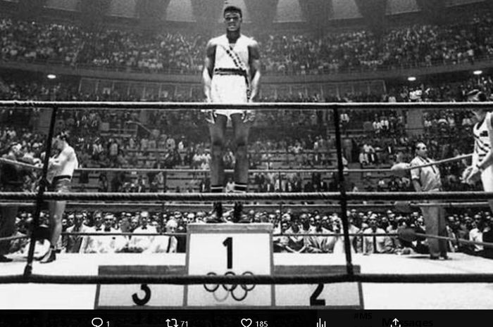 Muhammad Ali memenangi medali emas Olimpiade 1960 di cabang tinju kelas berat ringan pada 5 September 1960 di Roma.
