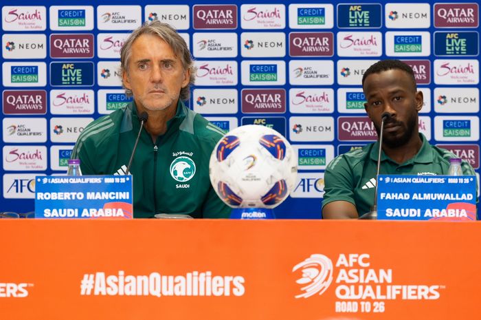 Pelatih Timnas Arab Saudi Roberto Mancini saat memberi keterangan kepada media jelang lawan Timnas Indonesia, Rabu (4/9/2024).