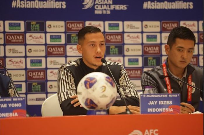  Jay Idzes mewakili timnas Indonesia dalam konferensi pers sebelum laga lawan Arab Saudi di King Abdullah Sports City, Jeddah pada Rabu (4/9/2024).