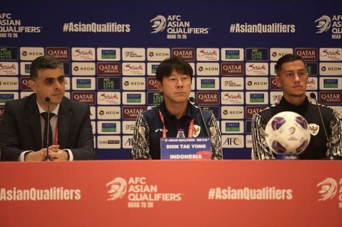 Shin Tae-yong dan Jay Idzes mewakili timnas Indonesia dalam konferens pers sebelum laga lawan Arab Saudi di King Abdullah Sports City, Jeddah pada Rabu (4/9/2024).