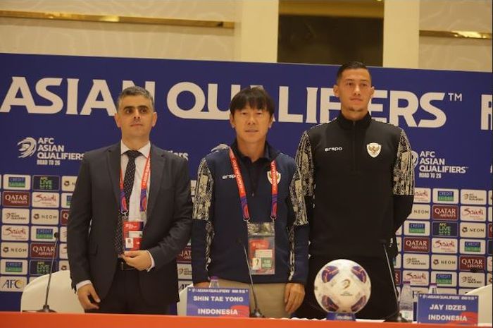 Shin Tae-yong dan Jay Idzes mewakili timnas Indonesia dalam konferens pers sebelum laga lawan Arab Saudi di King Abdullah Sports City, Jeddah pada Rabu (4/9/2024).