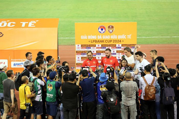 Pelatih Timnas Rusia, Valery Karpin, memberikan keterangan kepada awak media menjelang laga melawan Timnas Vietnam di ajang LPBank Cup 2024.