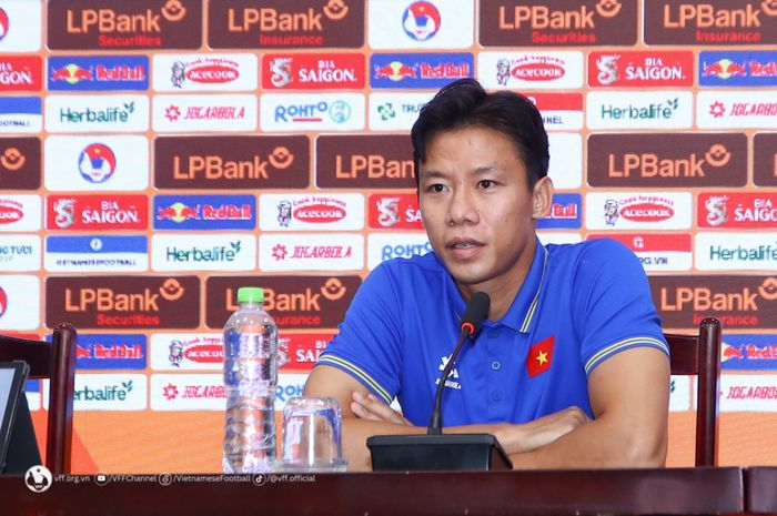 Bek sekaligus kapten Timnas Vietnam, Que Ngoc Hai, menghadiri sesi konferensi pers jelang laga melawan Timnas Rusia di ajang LPBank Cup 2024.