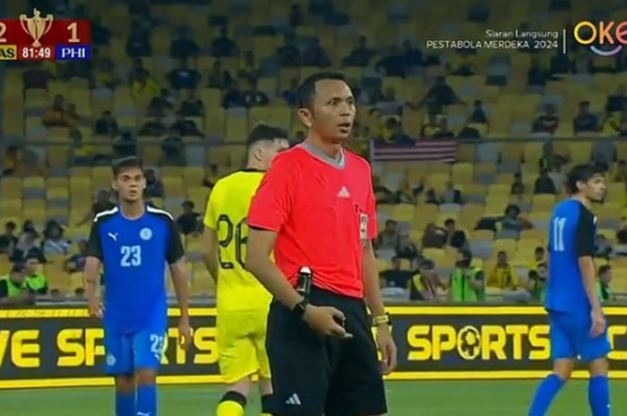 Aksi wasit Indonesia asal Bandung, Yudi Nurcahya, di Pestabola Merdeka 2024 laga Timnas Malaysia Vs Filipina, Rabu (4/9/2024).